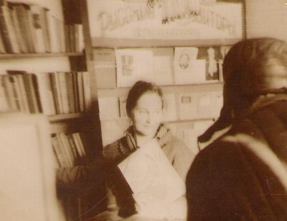 Библиотекарь Н.С.Епихина за работой