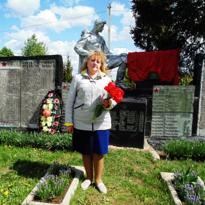 Нет в России семьи такой,  где б не памятен был свой герой 3