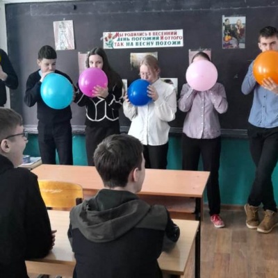 Мы  родились  в  весенний  день  погожий и  оттого  так  на  весну  похожи 5