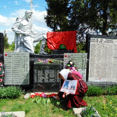 Нет в России семьи такой,  где б не памятен был свой герой 9