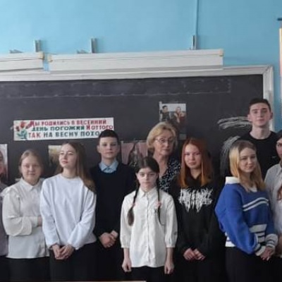 Мы  родились  в  весенний  день  погожий и  оттого  так  на  весну  похожи 6