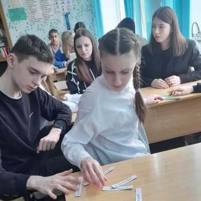 Мы  родились  в  весенний  день  погожий и  оттого  так  на  весну  похожи 3