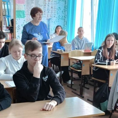 Мы  родились  в  весенний  день  погожий и  оттого  так  на  весну  похожи 0