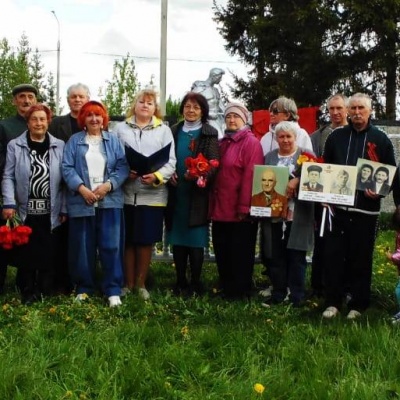 Нет в России семьи такой,  где б не памятен был свой герой 1