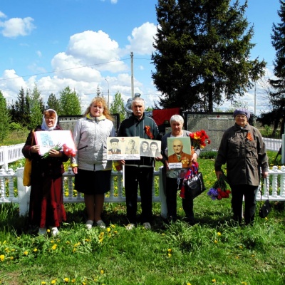 Нет в России семьи такой,  где б не памятен был свой герой 8