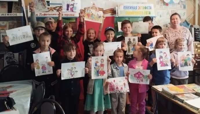 Конкурс рисунков в Селезнёвской СБ "Я люблю свою семью"